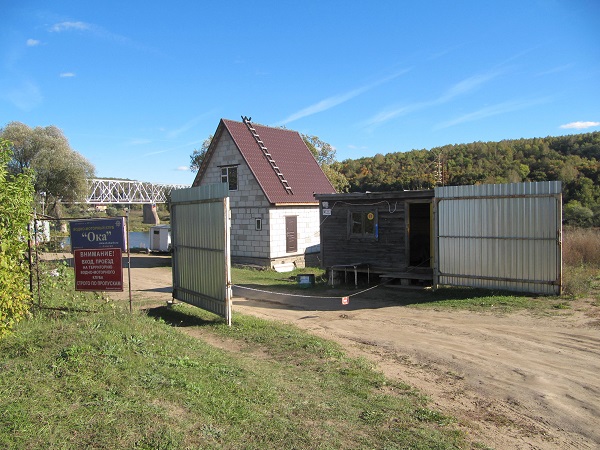 на реке